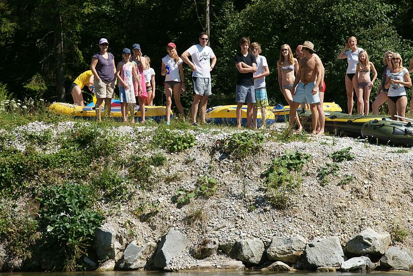 Auch Schlauchboot-Touren auf der Isar sind sehr beliebt. Bei dieser Gruppe scheint allerdings noch nicht ganz klar zu sein, wer mit wem Schifferl fährt.