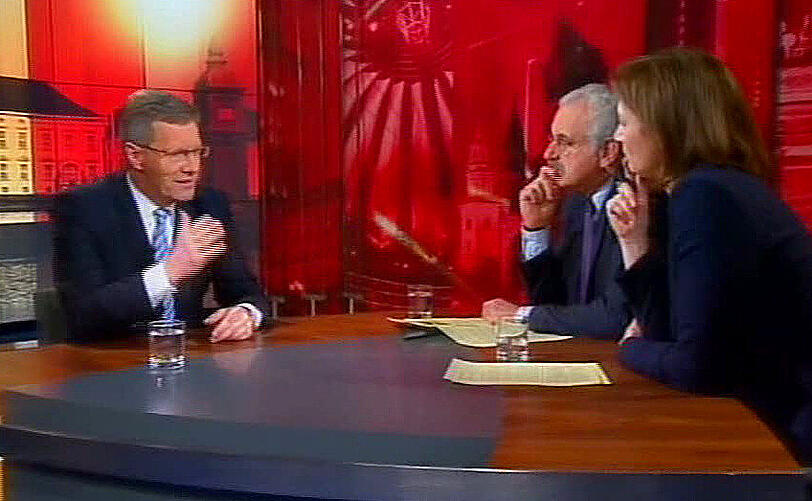 Bundespräsident Christian Wulff (l) steht am Mittwoch (04.01.2012) im ARD-Studio in Berlin den Moderatoren Bettina Schausten und Ulrich Deppendorf Rede und Antwort (Screenshot Bundespressekonferenz). Unter dem anhaltenden Druck in der Kredit- und Medienaffäre stellt sich Bundespräsident Christian Wulff in einem Interview bei ARD und ZDF.