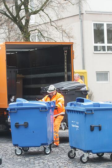 ... und kontrollieren den Hausmüll.