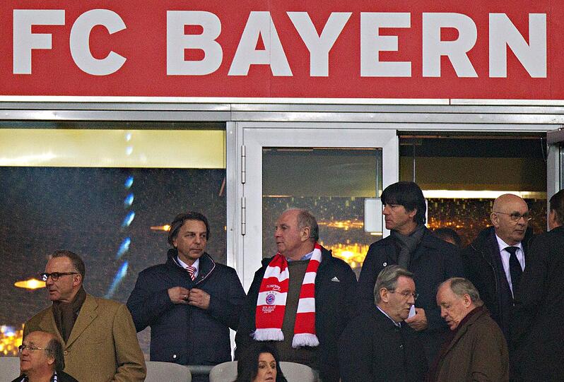 Vom Gerichtssaal in die Allianz Arena: Uli Hoeneß verfolgt am Dienstagabend das Champions-League-Spiel des FC Bayern gegen den FC Arsenal London. Die Bilder.