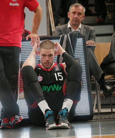 Center Vladimir Stimac (3 Basketbälle)