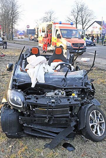 Bei dem Unfall wurden beide Fahrzeuge massiv beschädigt.