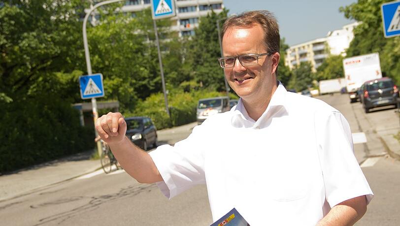 SPD-Mann Markus Rinderspacher bei einer Aktion für sichere Zebrastreifen. SPD-Mann Markus Rinderspacher bei einer Aktion für sichere Zebrastreifen.