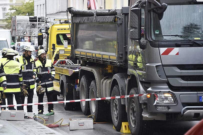 In der Humboldtstraße wurde eine 88-Jährige von einem Lkw überrollt. Die Frau starb später im Krankenhaus. Bilder vom vergeblichen Rettungseinsatz.