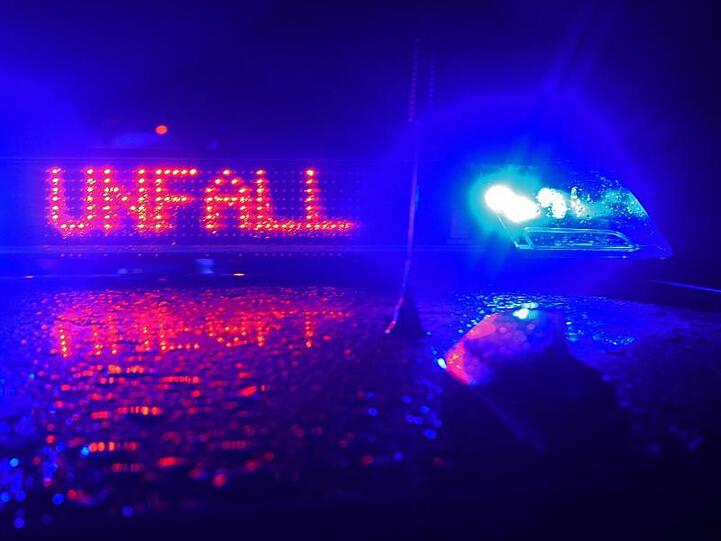 Auf einem Polizeiauto steht der Hinweis "Unfall" auf einem Display. Foto: Stefan Puchner/dpa/Archivbild