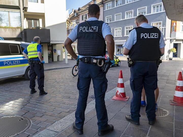 Grenzkontrollen durch deutsche und schweizerischer Beamte am Grenzuebergang in Rheinfelden.