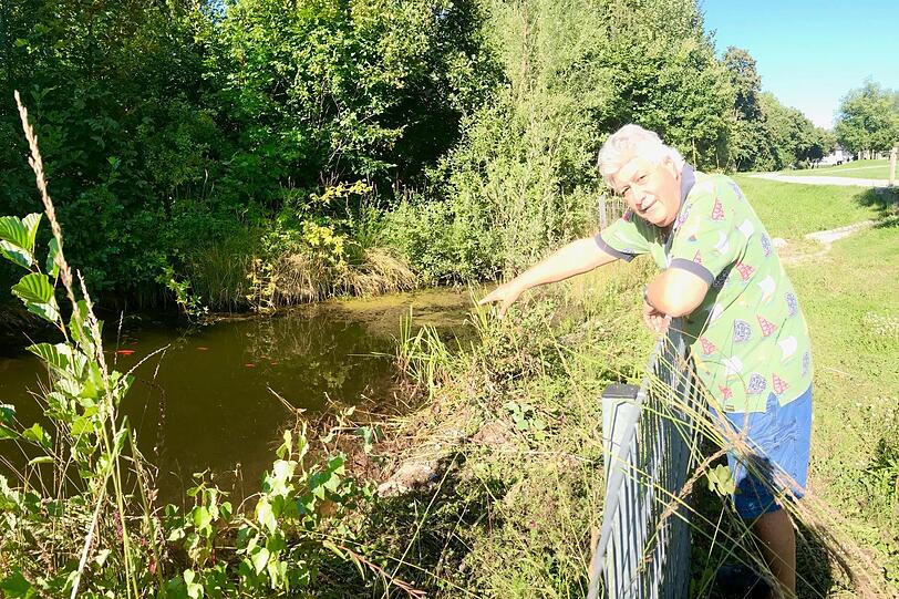 Anwohner Dale Goodwin sucht vergeblich tierische Biotopbewohner.