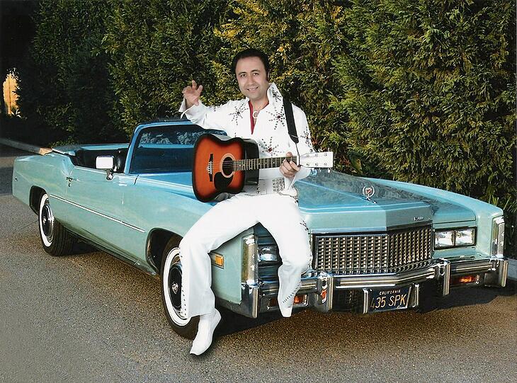 Gekonnt in Szene gesetzt: Elvis-Imitator Nevrez Caliskan mit Gitarre und Cadillac.