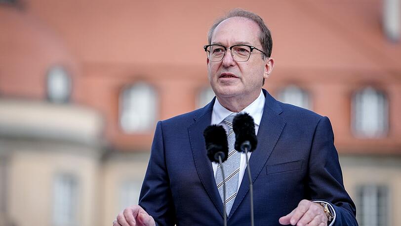 Bundesinnenminister Alexander Dobrindt (CSU) will im Kampf gegen Drohnen auch die Bundeswehr einsetzen. (Archivbild) Bundesinnenminister Alexander Dobrindt (CSU) will im Kampf gegen Drohnen auch die Bundeswehr einsetzen. (Archivbild)