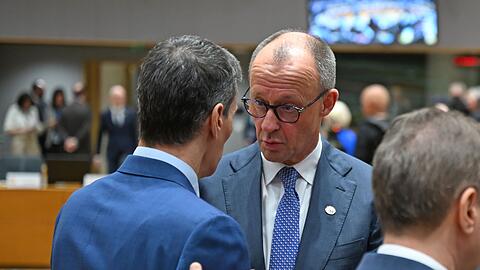 Bundeskanzler Friedrich Merz und seine Kolleginnen und Kollegen fanden keine Strategie gegen die Blockade Orbans.