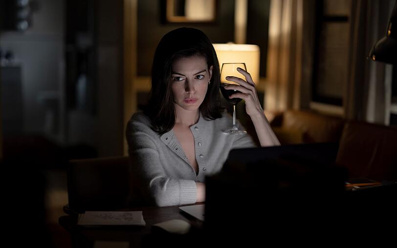 Verity Crawford (Anne Hathaway) hat ein eigenwilliges Literaturverständnis: "Die Worte einer Autorin sollten ehrlich sein. Und blutig. Und ein bisschen furchteinflößend." Verity Crawford (Anne Hathaway) hat ein eigenwilliges Literaturverständnis: "Die Worte einer Autorin sollten ehrlich sein. Und blutig. Und ein bisschen furchteinflößend."