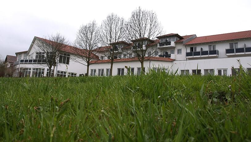 Gegen den 18-Jährigen ehemaligen Patienten der Klinik sei wegen dringenden Tatverdachts, die Kinderpflegerin ermordet zu haben, Haftbefehl erlassen worden, teilte die Polizei am Donnerstag mit. Der junge Mann sei wie das Opfer bei einer Feier am Vorabend der Tat gewesen.