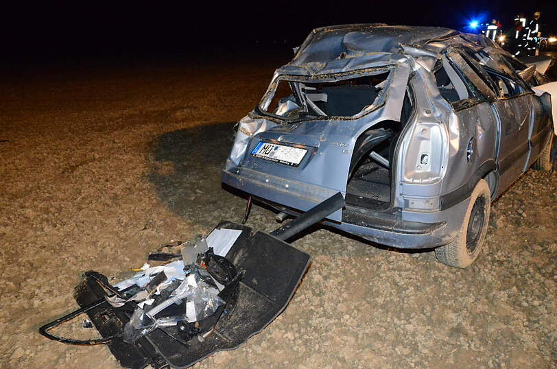 Beim Überholen kommt ein Zafira von der Fahrbahn ab und überschlägt sich mehrmals. Der Fahrer und seine beiden Kinder (6 und 12) werden mittelschwer verletzt.
