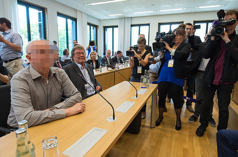 Der verurteilte Dreifachmörder Roland S. (links, am Tisch) sitzt am 26.06.2015 im Konferenzsaal des bayerischen Landtags in München (Bayern), um als Zeuge vor dem Untersuchungsausschuss "Modellbau" auszusagen.