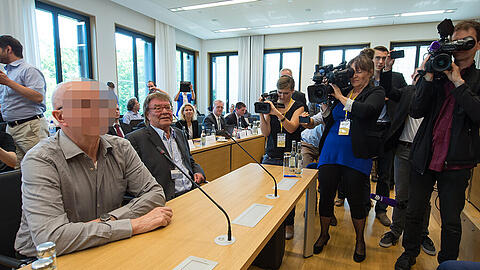 Der verurteilte Dreifachmörder Roland S. (links, am Tisch) sitzt am 26.06.2015 im Konferenzsaal des bayerischen Landtags in München (Bayern), um als Zeuge vor dem Untersuchungsausschuss "Modellbau" auszusagen.