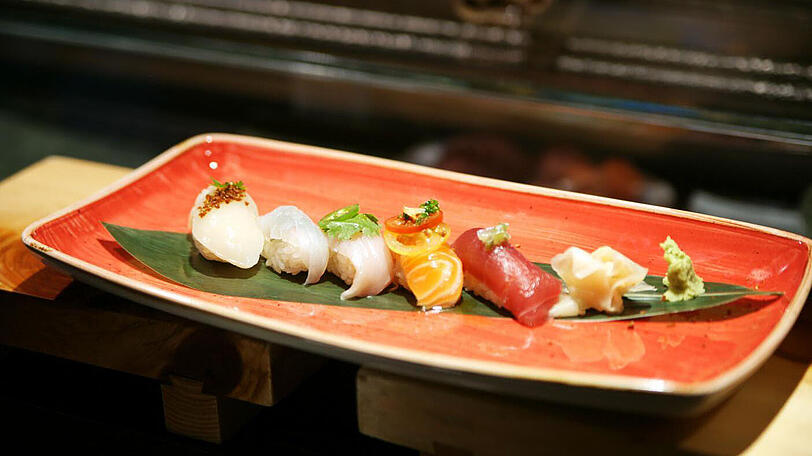2. Gang: Matsuhisa Sushi Selection. Eine Sushi-Variation aus Tuna, Lachs, süßer Garnele, Tofu-Tasche und Eismeerkrabben-California-Roll: Sie alle sind etwas anders zubereitet als gewohnt, hier ist der peruanische Einfluss leicht zu sehen. Mit allen Sushi-Happen harmoniert der halbtrockene Rivaner vom Weingut Hauck, Rheinhessen, Jahrgang 2016 (Bild oben).