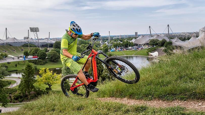 Nicht nur Ältere nutzen das E-Bike. Es kann bei Bergfahrten den Spaßfaktor deutlich erhöhen.