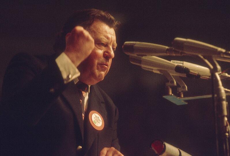 Franz Josef Strauß bei einer Rede 1970 in München. Im Landtagswahlkampf nimmt er immer wieder die chaotische Münchner SPD ins Visier.