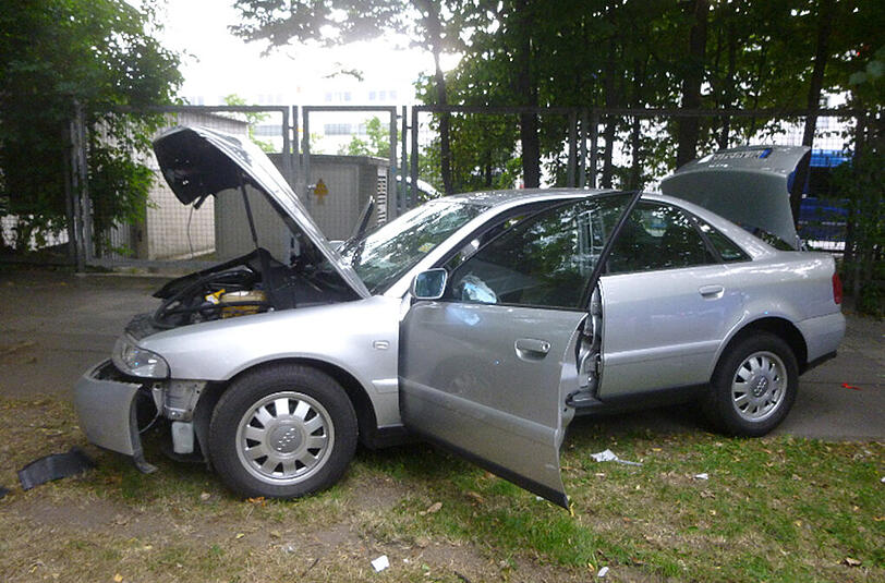 Der Audi des 80-jährigen Unfallverursachers. Seine Beifahrerin wurde mit mehreren Frakturen ins Krankenhaus gebracht.
