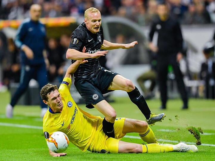 Andreas Christensen foult den Frankfurter Sebastian Rode.