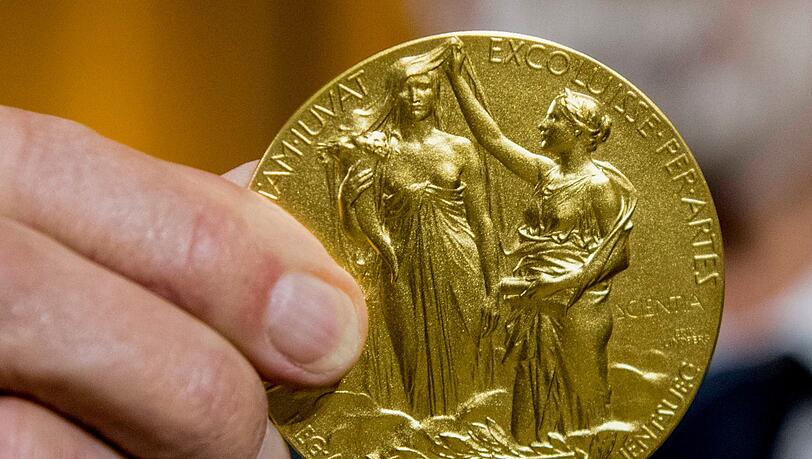 Die Rückseite der Nobel-Medaille für Physik stellt die Natur in Form einer Göttin dar, die aus den Wolken auftaucht und ein Füllhorn hält. Der Schleier, der ihr Gesicht bedeckt, wird vom Genie der Wissenschaft hochgehalten. (Archivbild)