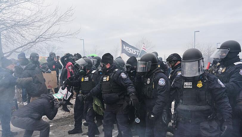 Bundesbeamte der Einwanderungsbeh&ouml;rde ICE sind hier bei einer Demonstration in Minneapolis zu sehen.