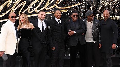 La Toya stellte sich mit ihren Verwandten f&uuml;r ein fr&ouml;hliches Familienbild auf.