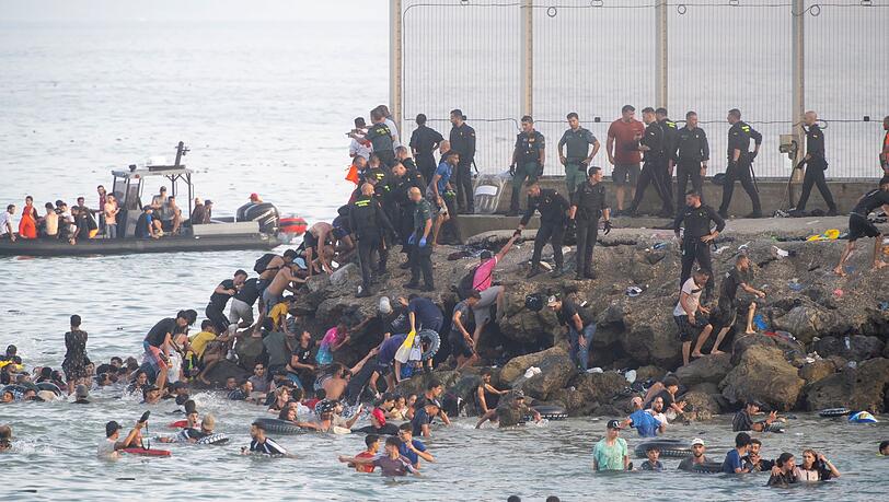 Konservative Medien und Politiker in Spanien beklagen eine "Invasion". Konservative Medien und Politiker in Spanien beklagen eine "Invasion".