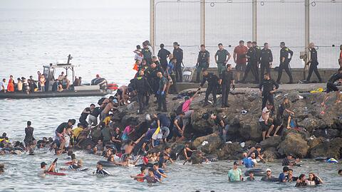 Konservative Medien und Politiker in Spanien beklagen eine "Invasion".