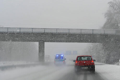 Der Wintereinbruch sorgte auf bayerischen straßen für schwierige Verhältnisse.