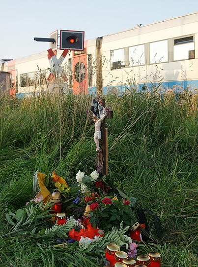 Freunde und Verwandte trauern am Bahnübergang um die beiden am Samstag verunglückten Freunde Basti und Mark.