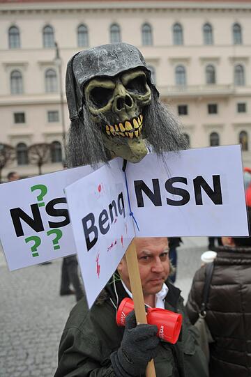 Am Dienstag gingen tausende Mitarbeiter von Nokia Siemens Networks auf die Straße, um gegen die Schließung des Standorts in München zu protestieren.