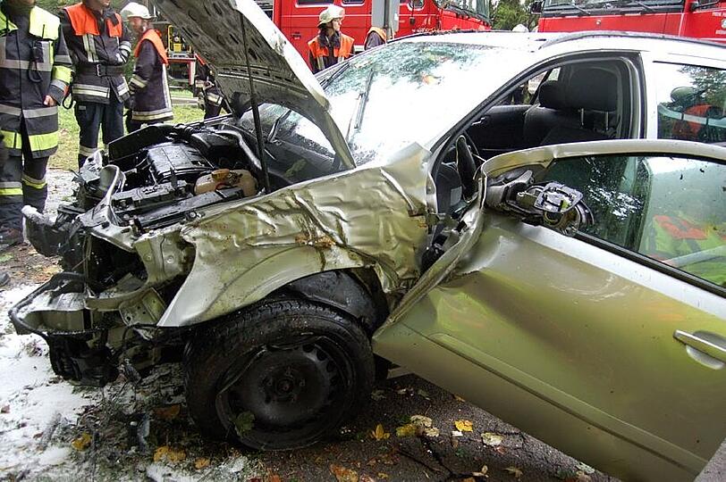 Trotz des schweren Unfalls zieht sich der Autofahrer in Grünwald nur Prellungen zu. Wegen Herzrhtythmusstörungen war er bewusstlos geworden und mit mehreren Bäumen kollidiert.
