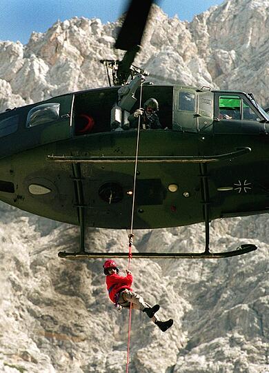 Ein Hubschrauber der Polizei spürte den vermissten Mann nachts mit Hilfe einer Wärmebildkamera auf. (Archivbild)