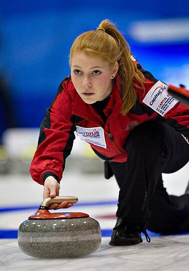 Aber nicht nur beim Eiskunstlauf gibt es schöne Frauen - auch beim Curlerin gibt es echte Hingucker. Eine darunter ist Stella Heiß, die Tochter des ehemaligen deutschen Eishockeynationalspielers Joseph Heiß.