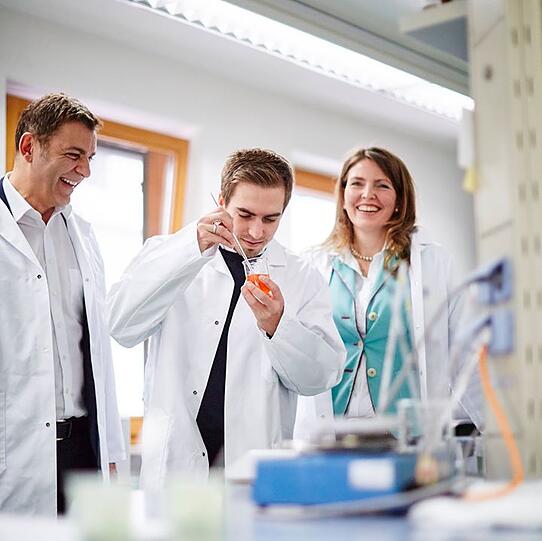 Berufswechel bei Philipp Lahm? Alles mit der Ruhe! Bayerns Kapitän hat lediglich das Bild von sich bei der Laborarbeit gepostet.