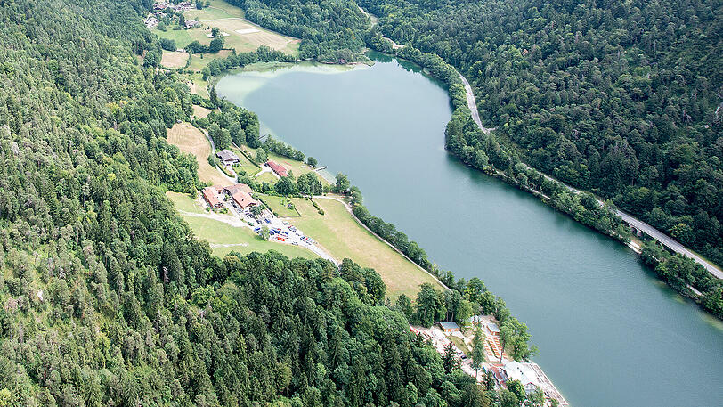 Der Thumsee bei Bad Reichenhall soll inklusive Wirtshaus für 5,1 Millionen Euro verkauft werden.