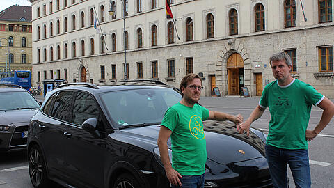 Daumen runter für den Porsche Cayenne: Stadtrat Florian Roth (links) und der Bundestagabgeordnete Dieter Janecek wollen SUVs aus der Innenstadt verbannen.