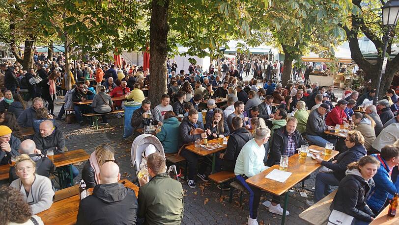 Das kühle Feierabend-Bierchen bleibt am Viktualienmarkt weiterhin erlaubt - zu viel sollte man dabei allerdings nicht trinken. Das kühle Feierabend-Bierchen bleibt am Viktualienmarkt weiterhin erlaubt - zu viel sollte man dabei allerdings nicht trinken.