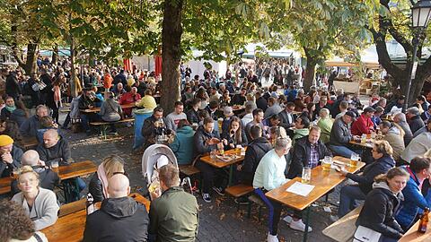 Das kühle Feierabend-Bierchen bleibt am Viktualienmarkt weiterhin erlaubt - zu viel sollte man dabei allerdings nicht trinken.