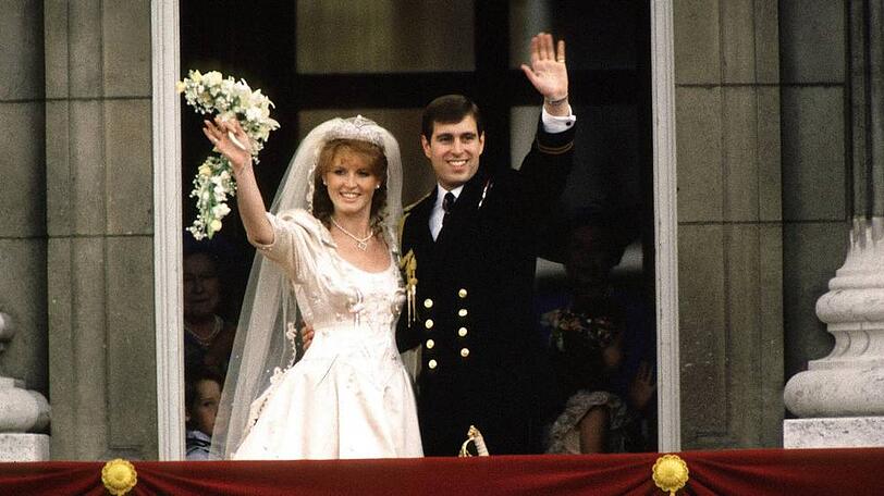 Prinz Andrew und die bürgerliche Sarah Ferguson am 23. Juli 1986 nach der Trauung auf dem Balkon des Buckingham-Palasts