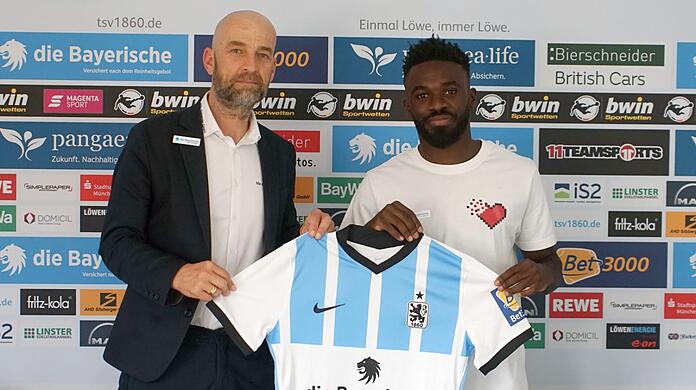 Sport-Geschäftsführer Günther Gorenzel und der neue Angreifer des TSV 1860: Bei der Leistungsdiagnostik am Freitag war Joseph Boyamba noch nicht dabei, doch pünktlich zum Trainingsauftakt am heutigen Samstag ist er offiziell Teil des Löwen-Rudels.