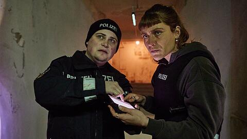 "Stralsund: Kaltes Blut": Zusammen mit Thorsten Grams (Claudiu Mark Draghici, l.) sucht Jule Zabek (Sophie Pfennigstorf) systematisch die unterirdischen Gänge ab.