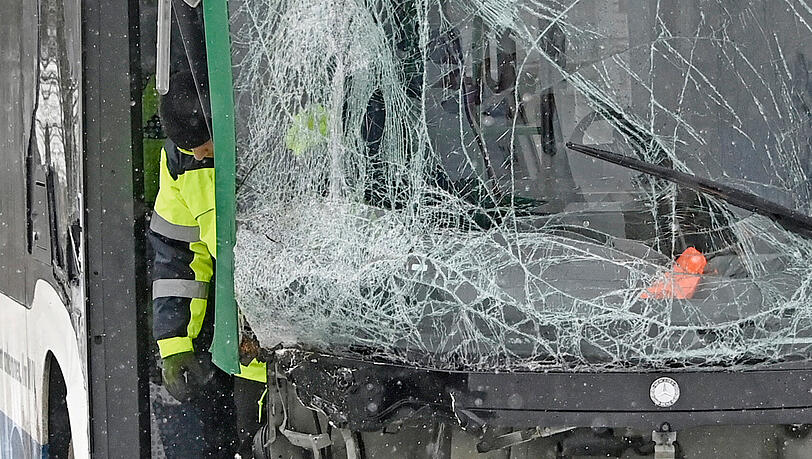 Die Staatsstraße musste für die Unfallaufnahme kurzzeitig komplett gesperrt werden. Die Staatsstraße musste für die Unfallaufnahme kurzzeitig komplett gesperrt werden.