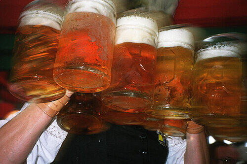Ein Prosit mit fahlem Beigeschmack: Die Preise für Maß und Seidla steigen demnächst um etwa vier Prozent.