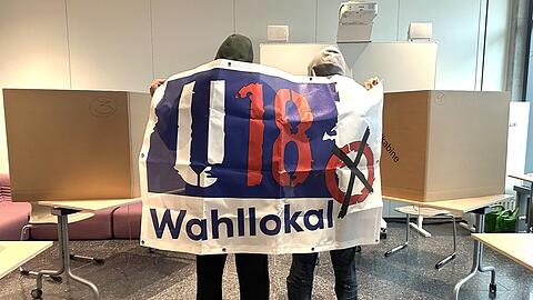 Zwei Schüler im U18-Wahllokal der Mittelschule an der Rockefellerstraße 11, Stadtteil Milbertshofen.