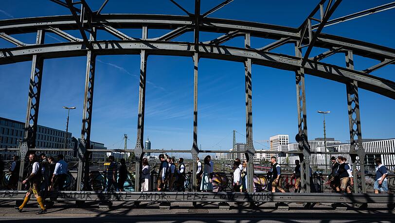Auf dem Weg von der S-Bahnstation Hackerbrücke zur Wiesn herrscht regelmäßig Gedränge. (Archivbild) Auf dem Weg von der S-Bahnstation Hackerbrücke zur Wiesn herrscht regelmäßig Gedränge. (Archivbild)