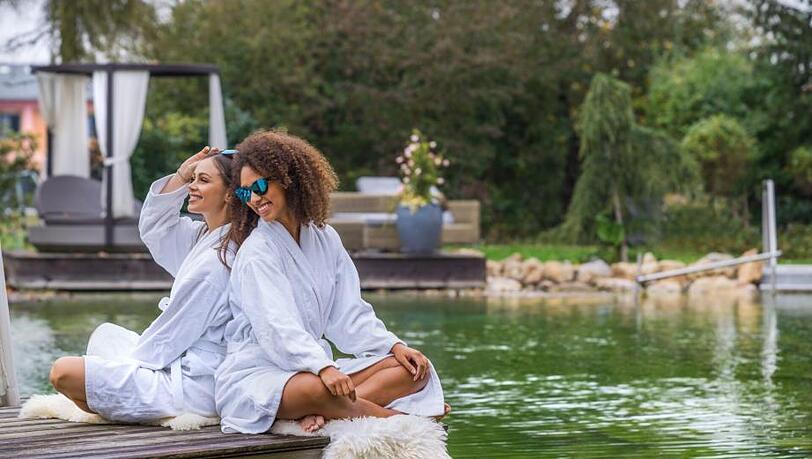 Erholung im Bademantel: Diese Damen genießen die Ruhe am Bio-Schwimmteich.