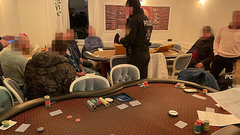 Eine illegale Pokerrunde, die im Januar 2025 in München von K33 ausgehoben wurde.