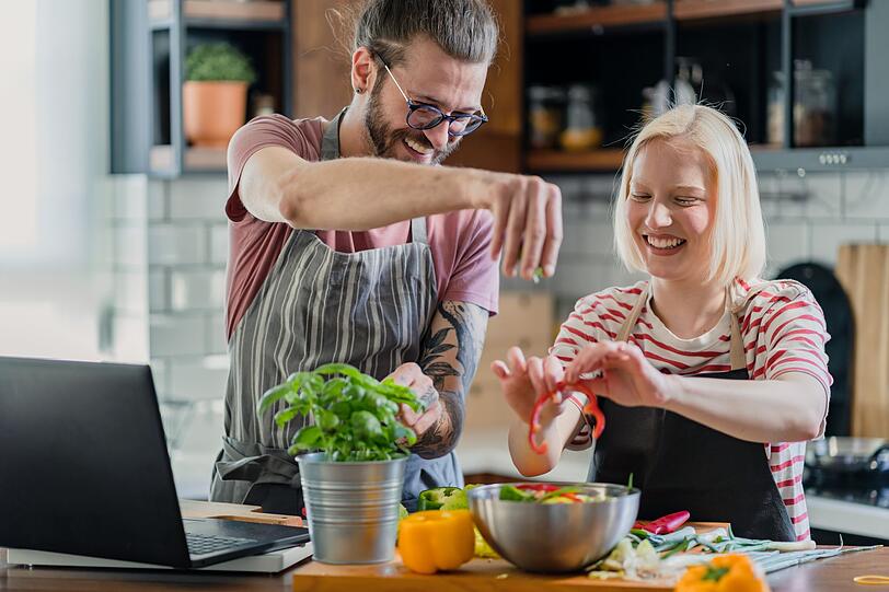 Damit Heißhunger gar nicht erst aufkommt, ist eine ausgewogene und regelmäßige Ernährung wichtig. Essen Sie drei Mahlzeiten am Tag mit einem Abstand von drei bis fünf Stunden. Verzichten Sie möglichst auf Snacks zwischendurch und bewegen Sie sich genug. Idealerweise bestehen Ihre Mahlzeiten zur Hälfte aus Gemüse. Ein Viertel sollte eiweißreiche Lebensmittel enthalten. Setzen Sie auf gesunde Fette und halten Sie den Kohlenhydratanteil gering. Damit Heißhunger gar nicht erst aufkommt, ist eine ausgewogene und regelmäßige Ernährung wichtig. Essen Sie drei Mahlzeiten am Tag mit einem Abstand von drei bis fünf Stunden. Verzichten Sie möglichst auf Snacks zwischendurch und bewegen Sie sich genug. Idealerweise bestehen Ihre Mahlzeiten zur Hälfte aus Gemüse. Ein Viertel sollte eiweißreiche Lebensmittel enthalten. Setzen Sie auf gesunde Fette und halten Sie den Kohlenhydratanteil gering.